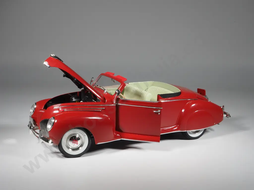 Signature Model Car 1:18 1939 LincolnZephyr Convertible Image 1++