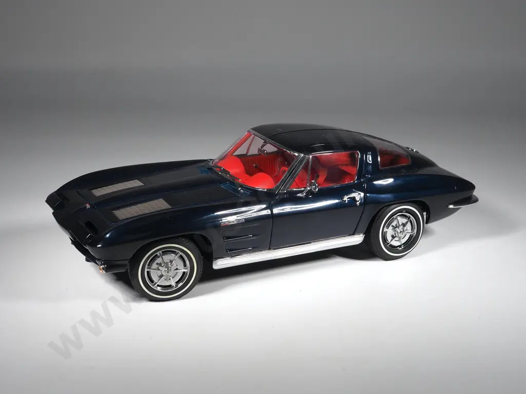 Autoart Model Car 1:18  1963 Chevrolet Corvette Sting Ray - With Box Image 1++