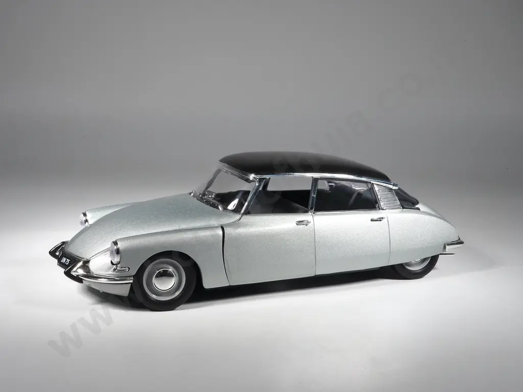 Solido Model Car 1:18 1963 Citroën DS 19 Image 1++