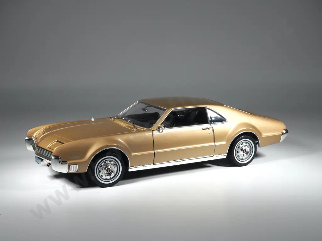 Signature Model Car 1:18 1966 Oldsmobile Toronado Image 1++
