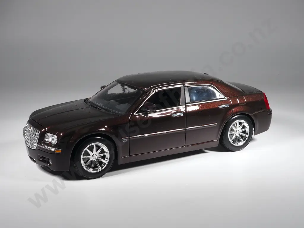 Maisto Model Car 1:18 Chrysler 300C Hemi Image 1++