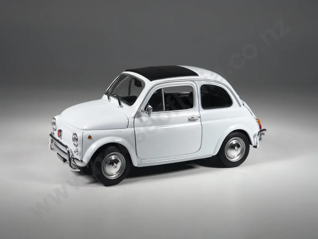 Welly Model Car 1:18 Fiat 500L Image 1++