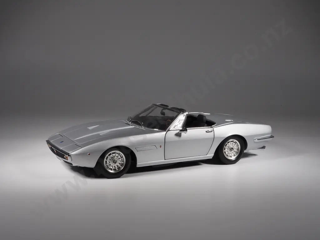 Minichamps Model Car 1:18 1969-73 Maserati Ghibli - With Box Image 1++