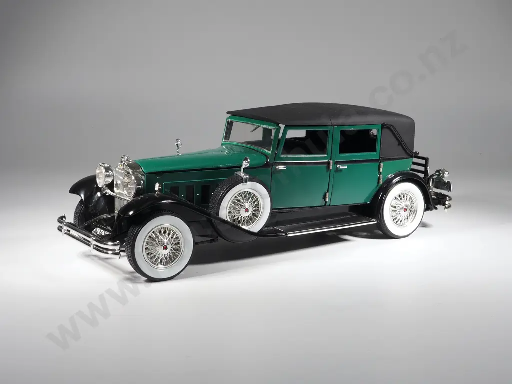 Signature Model Car 1:18 1930 Packard Lebaron Image 1++