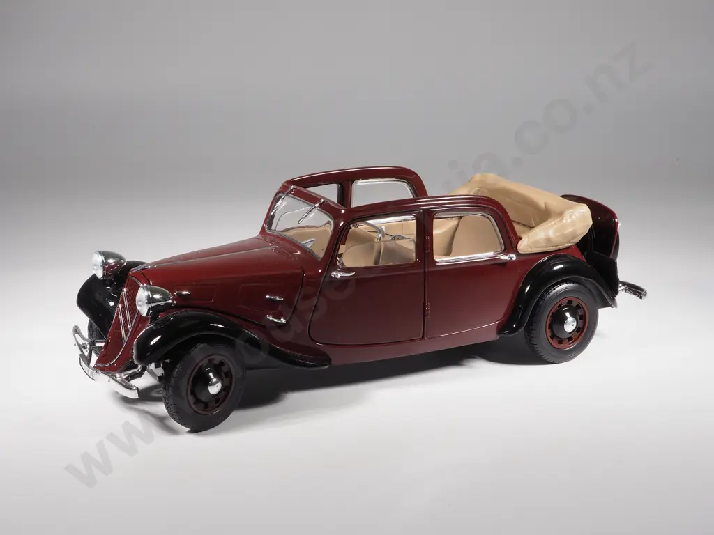 Solido Model Car 1:18 1938 Citroën Traction Type 11B Image 1++
