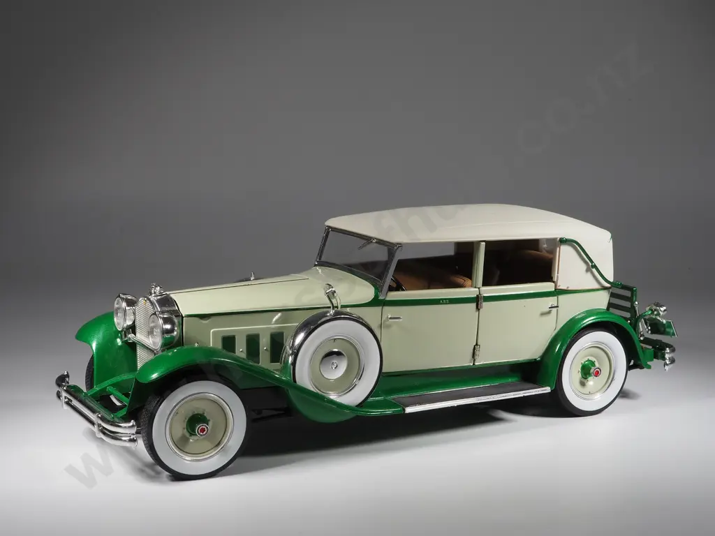 Signature Model Car 1:18 1930 Packard Image 1++