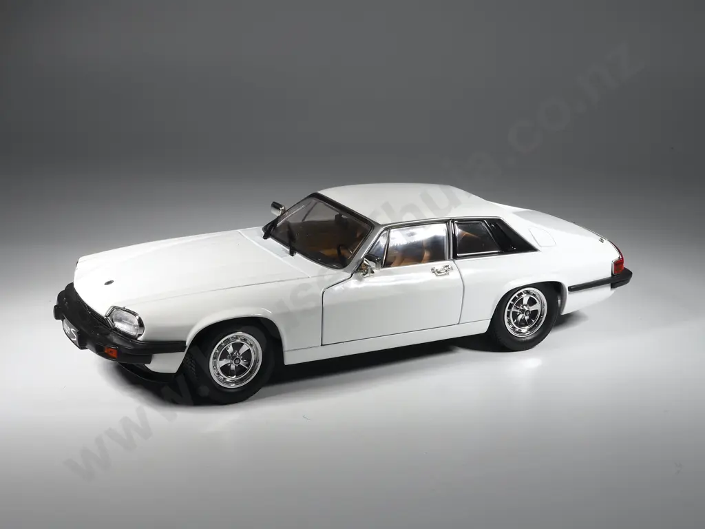 Road Signature Model Car 1:18 1975 Jaguar XJS Image 1++