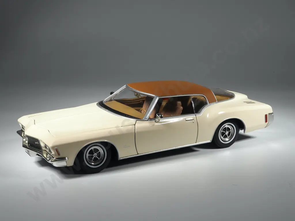 Road Signature Model Car 1:18 1971 Buick Riviera GS Image 1++