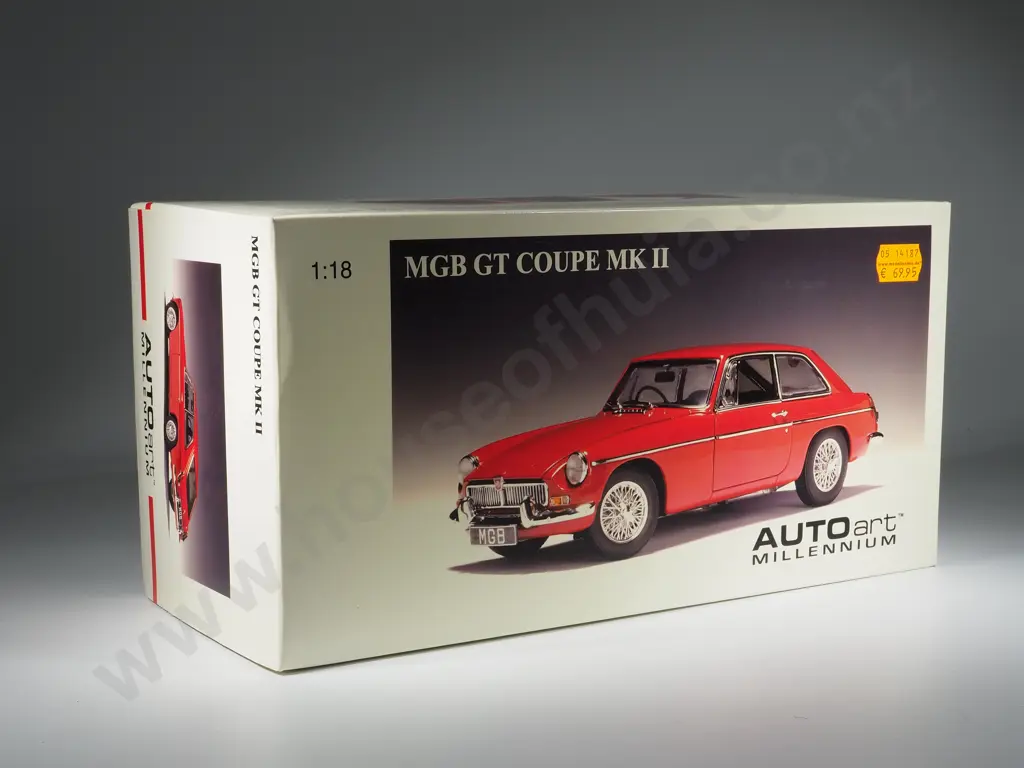 Autoart Model Car 1:18 MGB GT Coupe MK II - With Box Image 1++