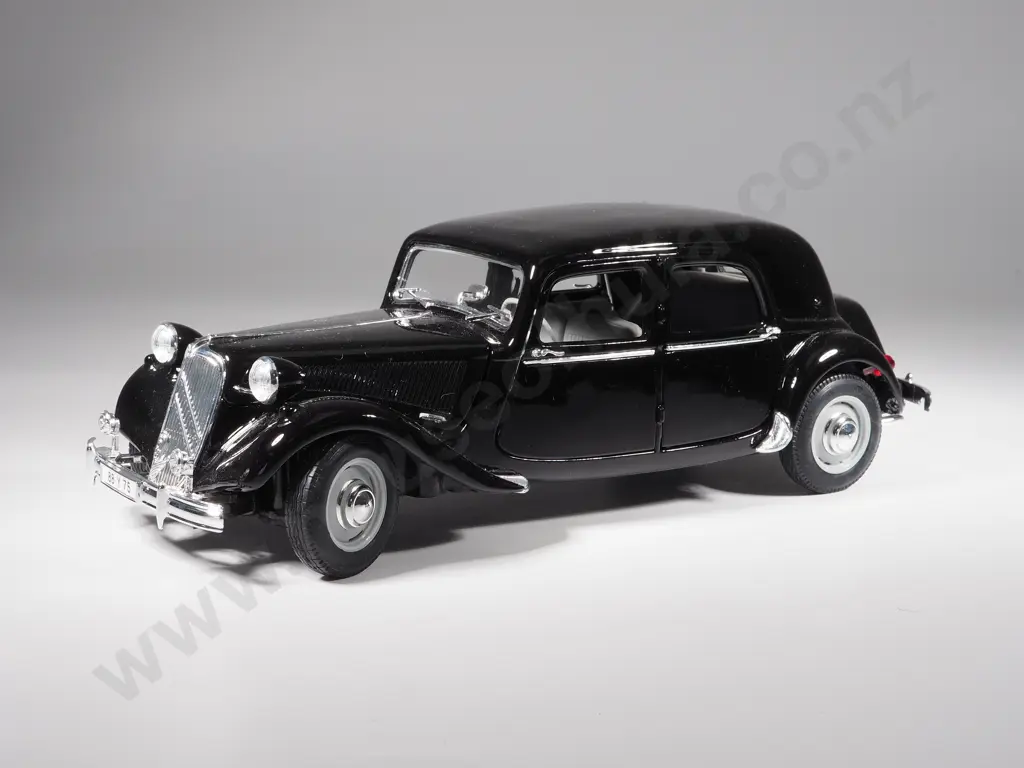 Maisto Model Car 1:18 1952 Citroën 15CV 6 Cylinder Image 1++