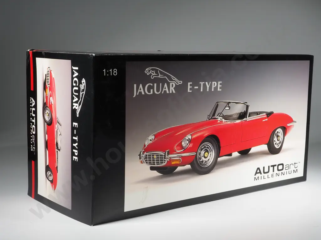 Autoart Model Car 1:18 Jaguar E-Type Roadster V12 - With Box Image 1++