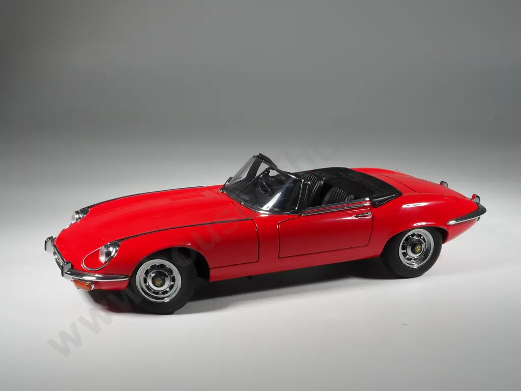 Autoart Model Car 1:18 Jaguar E-Type Roadster V12 - With Box Image 1++