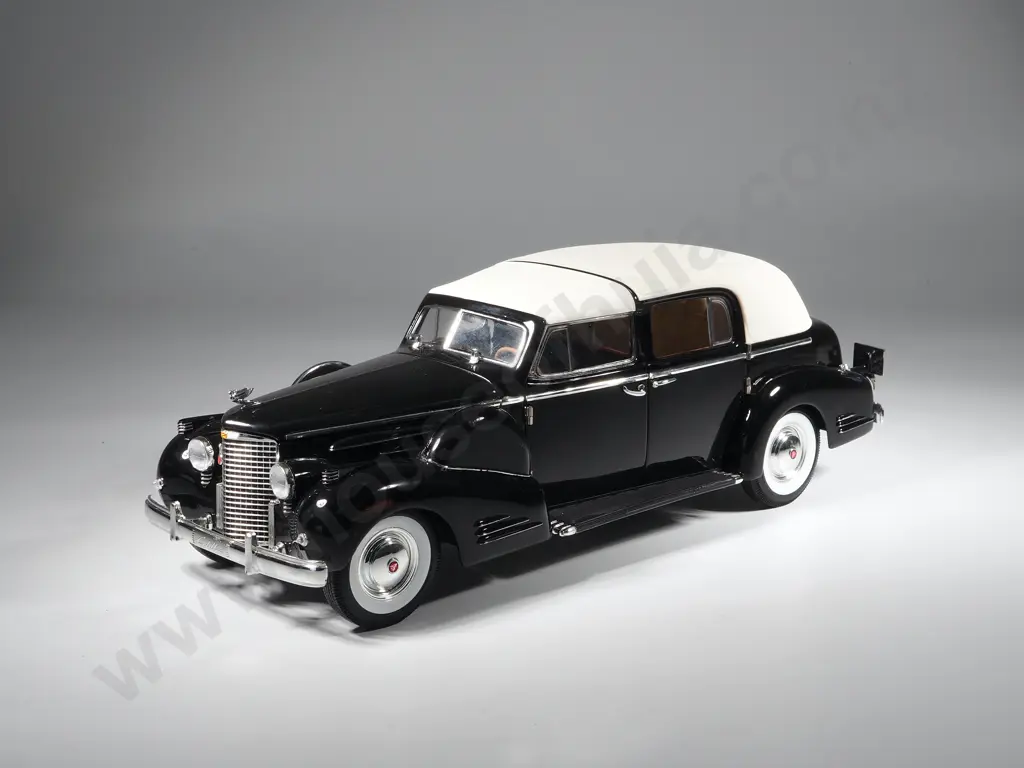 Signature Model Car 1:18 1938 Cadillac Image 1++