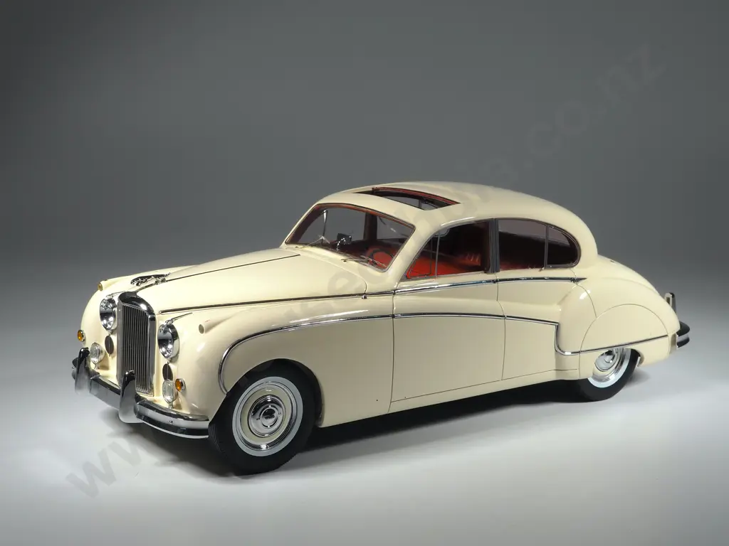 Model Car 1:18 Jaguar MK IX A/F Image 1++