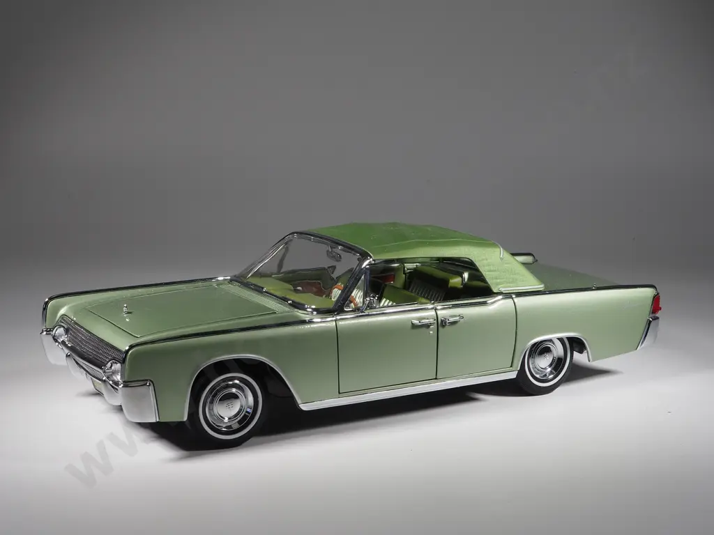Signature Model Car 1:18 1961 Lincoln Continental Image 1++
