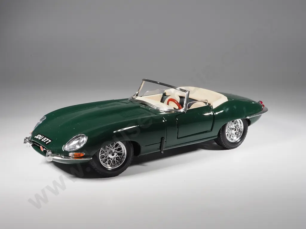 Bburago Model Car 1:18 1961 Jaguar E-Type Image 1++