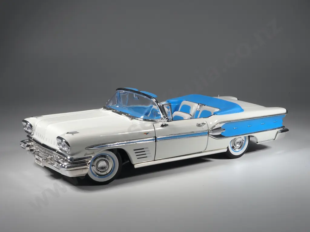 Road Signature Model Car 1:18 1958 Pontiac Bonneville Image 1++