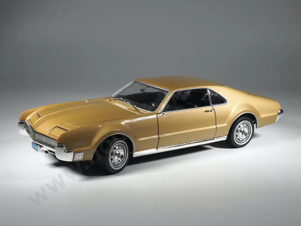 Road Signature Model Car 1:18 1966 Oldsmobile Toronado Image 1++