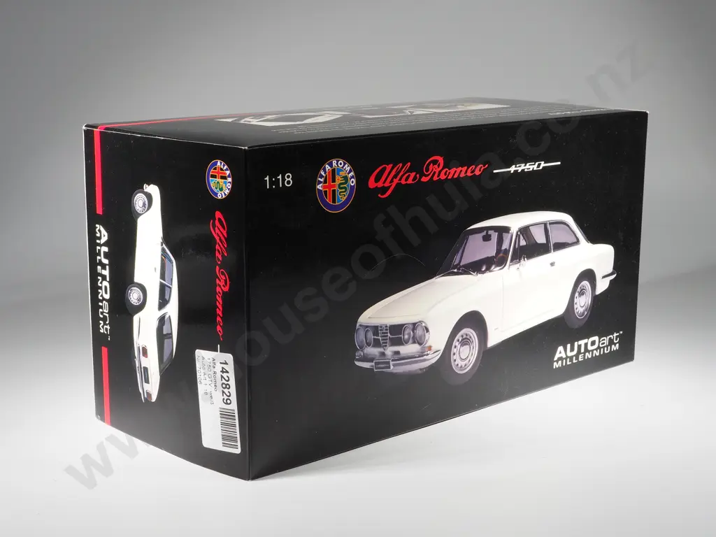 Autoart Model Car 1:18 Alfa Romeo 1750 - With Box Image 1++