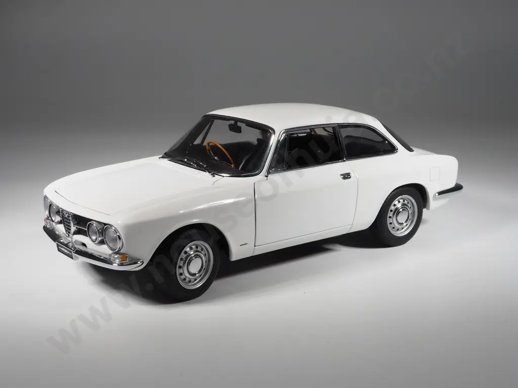 Autoart Model Car 1:18 Alfa Romeo 1750 - With Box Image 1++