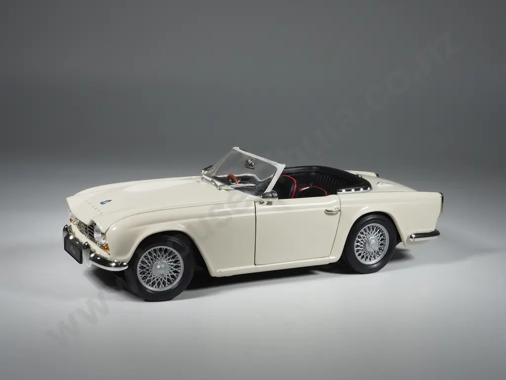Jadi Model Car 1:18 Triumph TR4 Image 1++