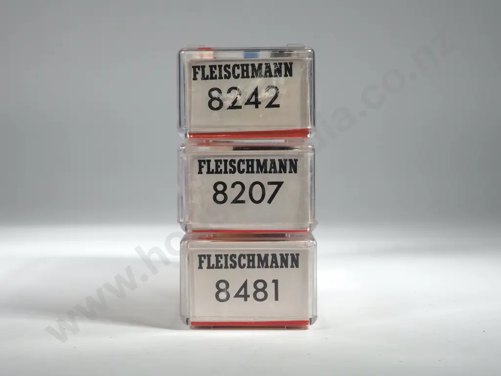 Three Fleischmann Piccolo Wagons 8207 8242, 8481 Image 1++