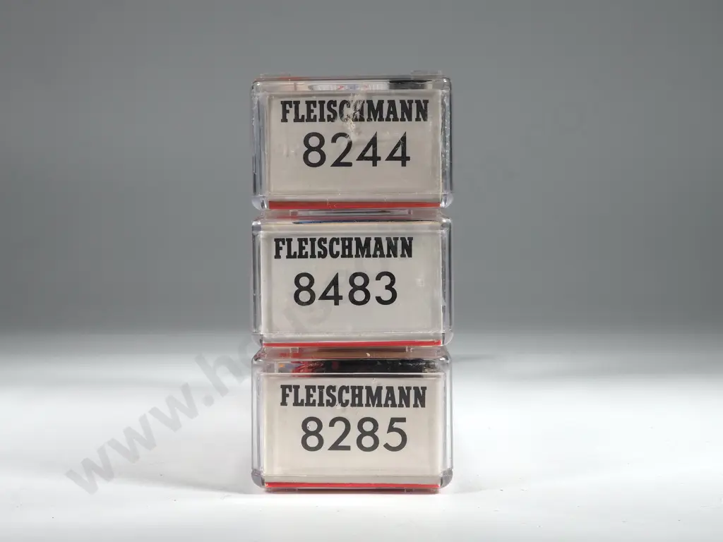 Three Fleischmann Piccolo Wagons 8244, 8483,8285 Image 1++