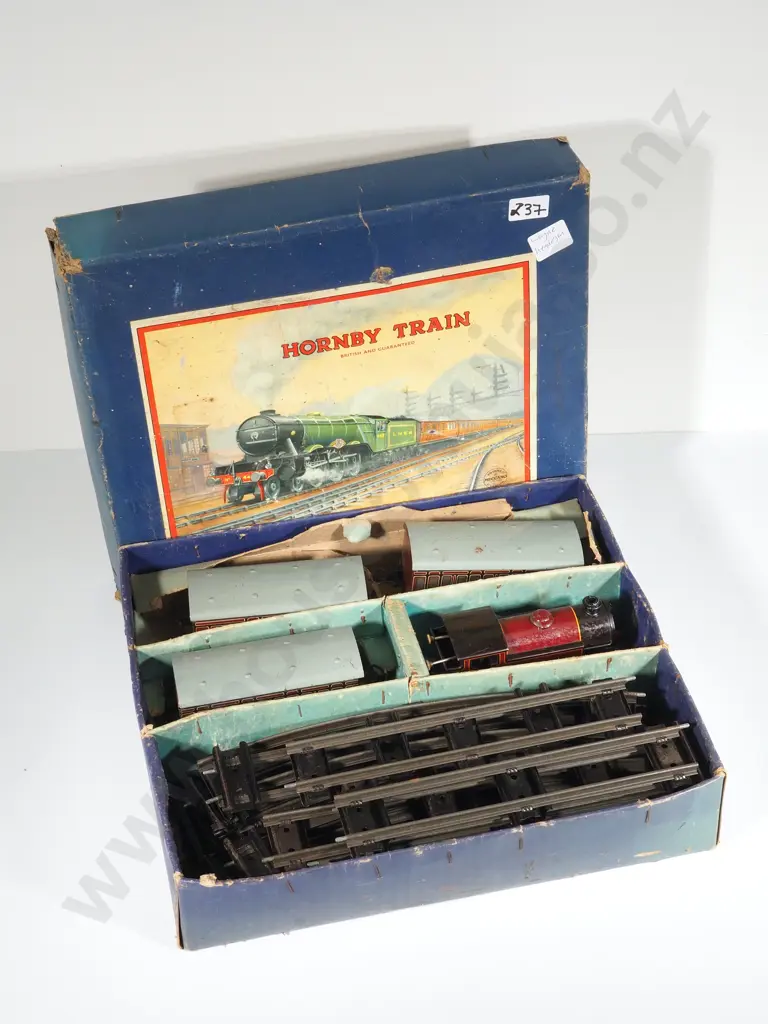 Vintage Hornby O 101 Tank Passenger Set: Produced 1947-1954 Image 1++