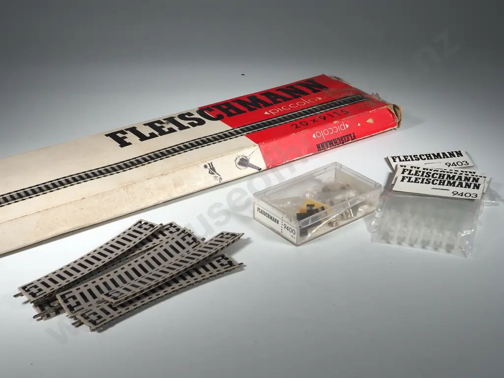 Box of Fleishmann Piccolo Track 9115 & 6 unlabelled; Joiners x 4; Track Bed 9400 Image 1++