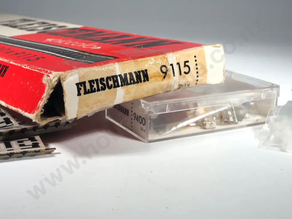 Box of Fleishmann Piccolo Track 9115 & 6 unlabelled; Joiners x 4; Track Bed 9400 Image 1++