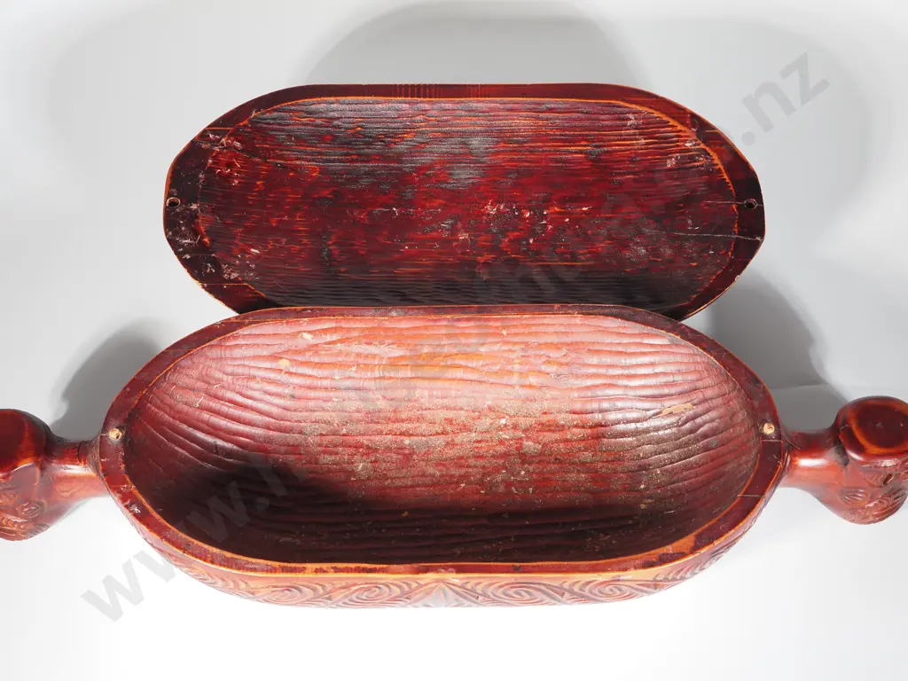 Large Folk Art Carved Wakahuia  Image 1++