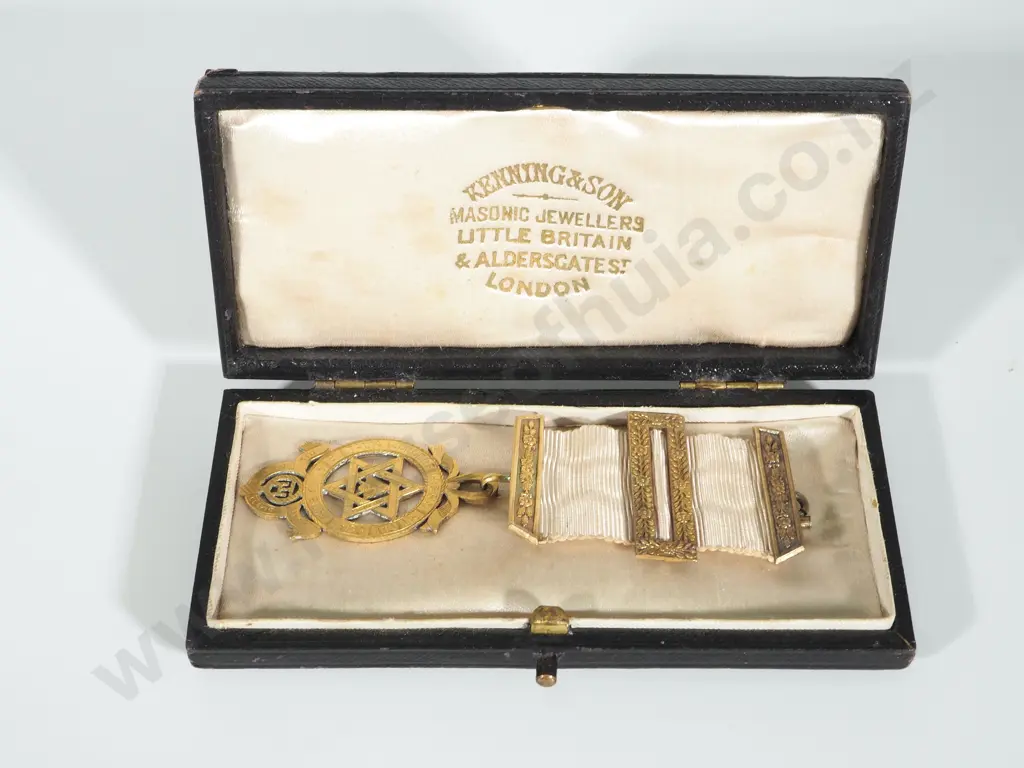 Sterling Silver Cased Masonic Medal Image 1++