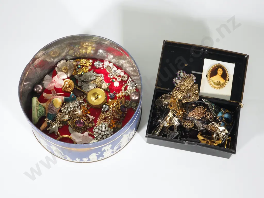 Assorted Jewellery in a Broken Lock Box & Tin Image 1++