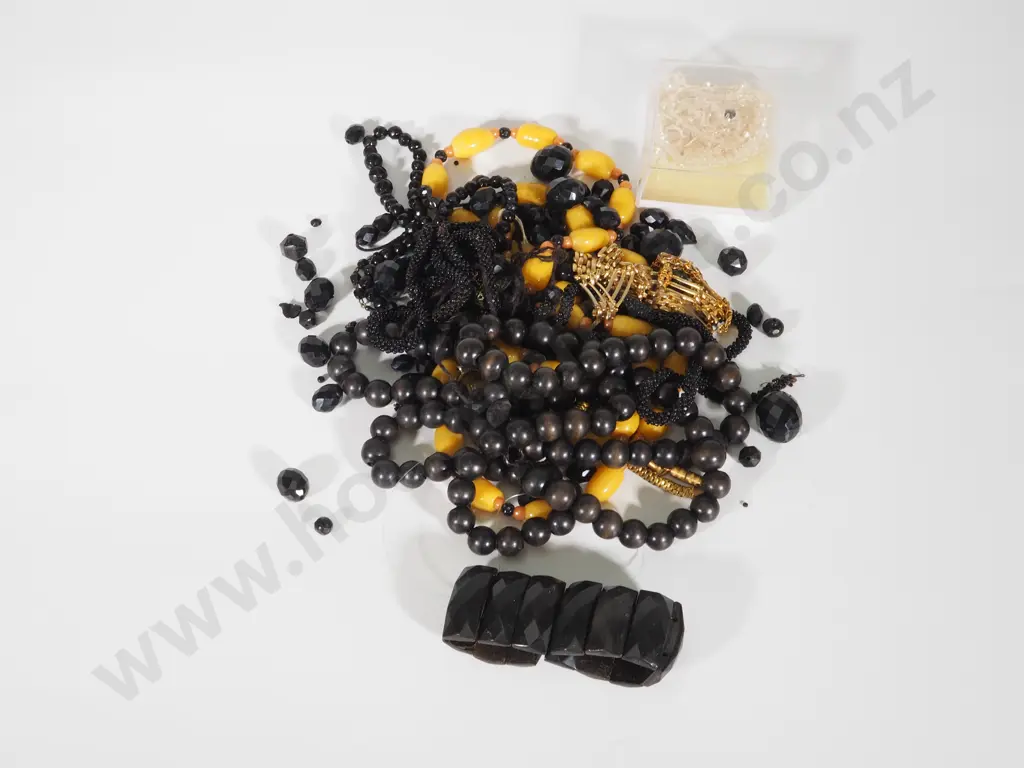 Vintage Costume Beads & Assorted Jewellery A/F Image 1++