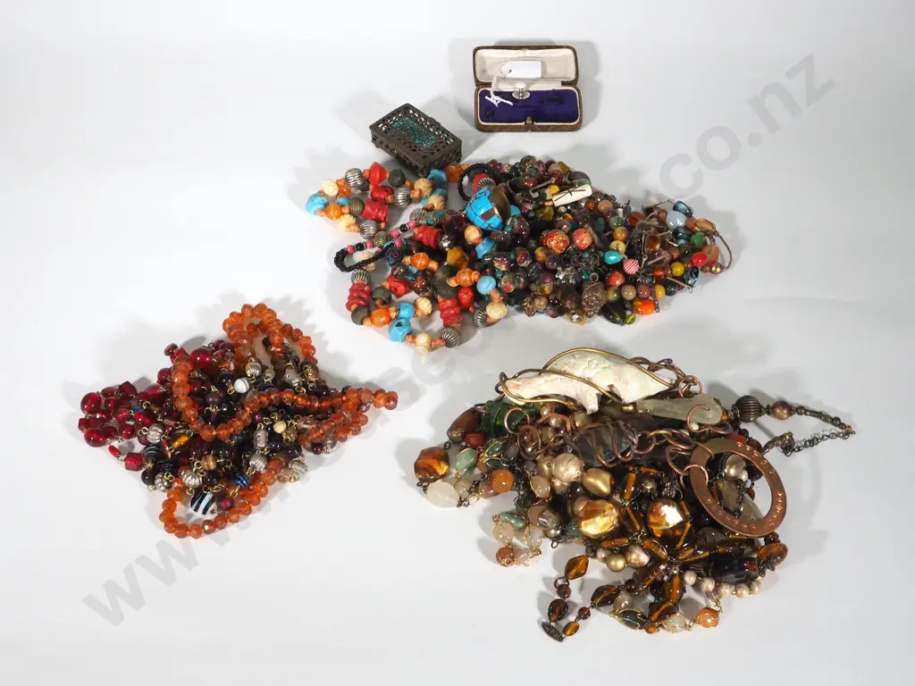 Assorted Bag of Costume & Vintage Jewellery Necklaces Image 1++