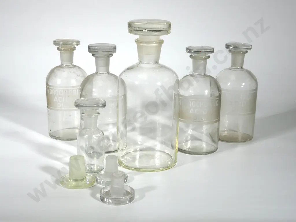 Large Assorted Lot of Glass Pharmacy Bottles (2 Labelled Hydrochloric Acid & Nitric Acid) Image 1++