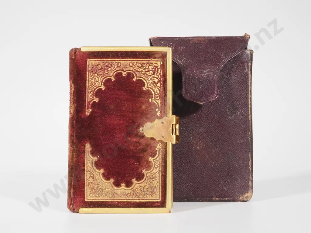 Ornate Antique Pocket Bible in Original Outer Case Image 1++