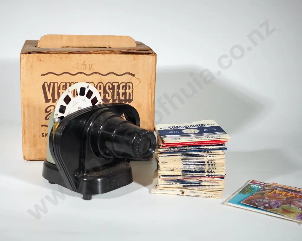 Vintage Electric View Master In Original Box w Large Collection of Slides Image 1++