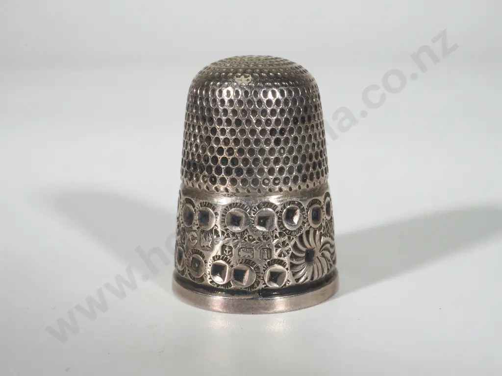 Cased Sterling Silver Thimble Image 1++