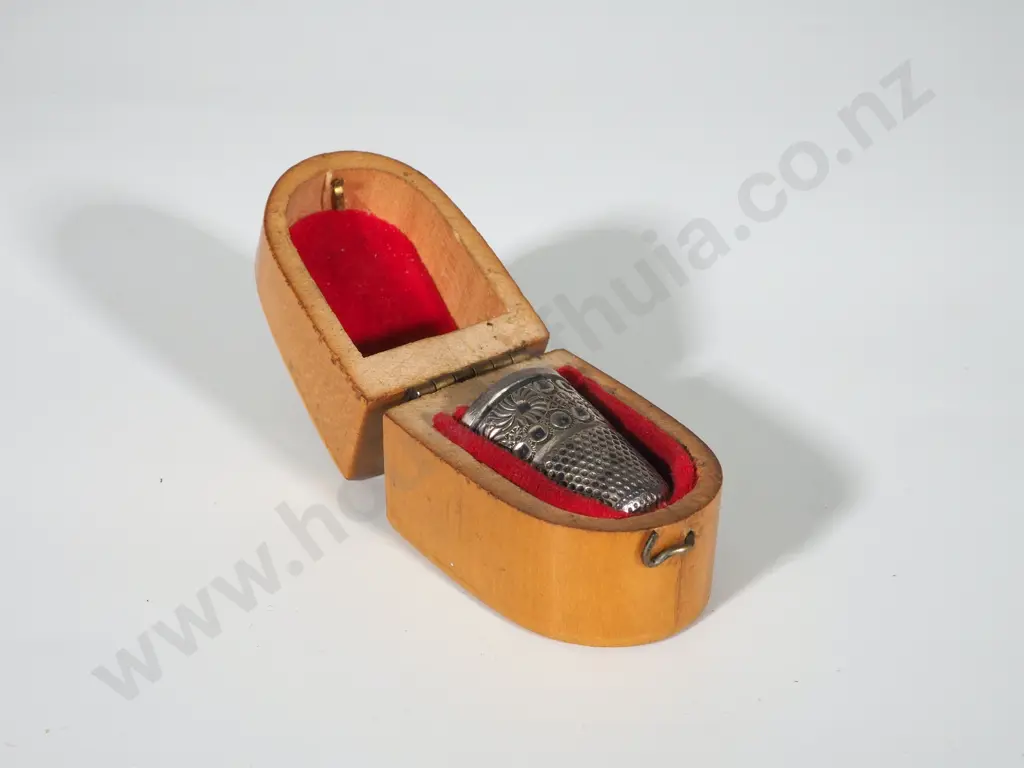 Cased Sterling Silver Thimble Image 1++