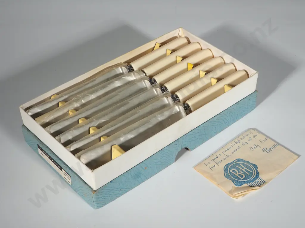 Vintage 'As New' Cased Set of Six Bone Handled Knives Image 1++