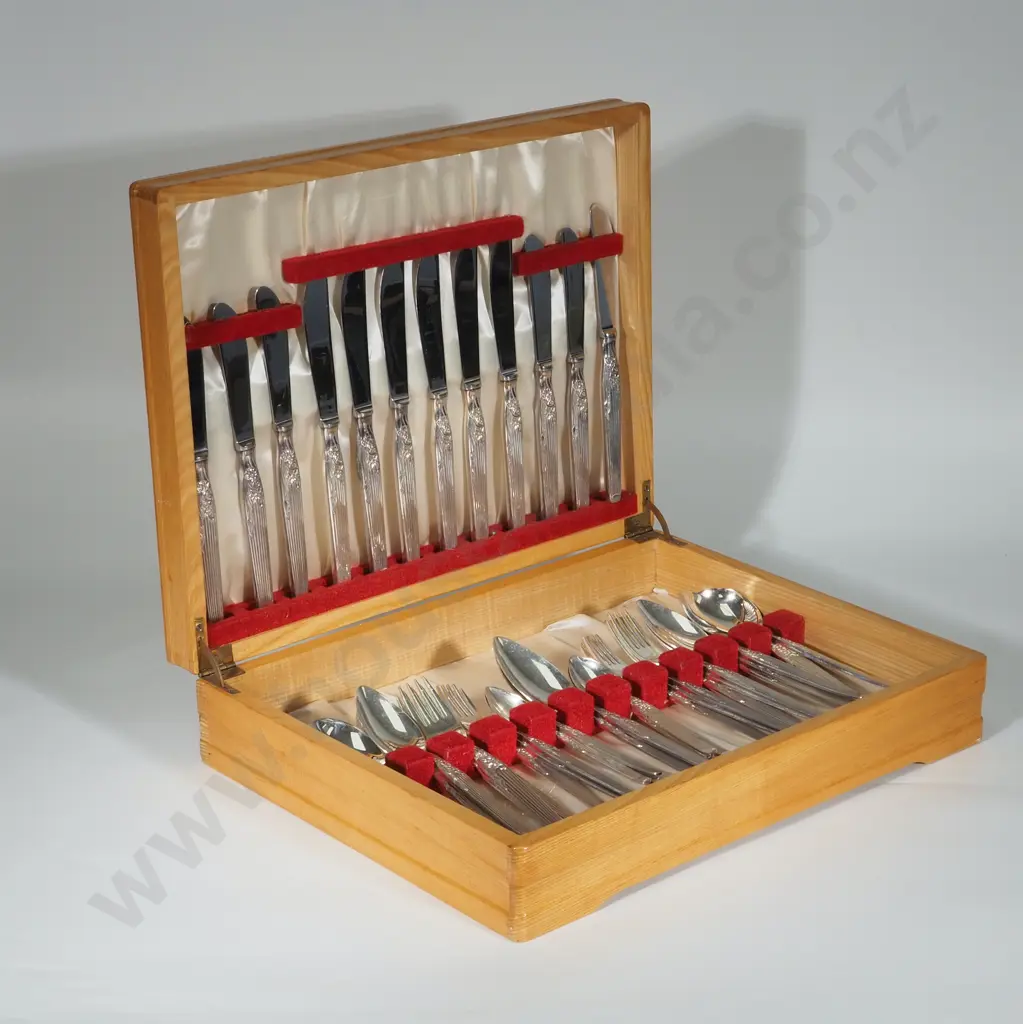 Wooden Canteen of Cutlery Image 1++