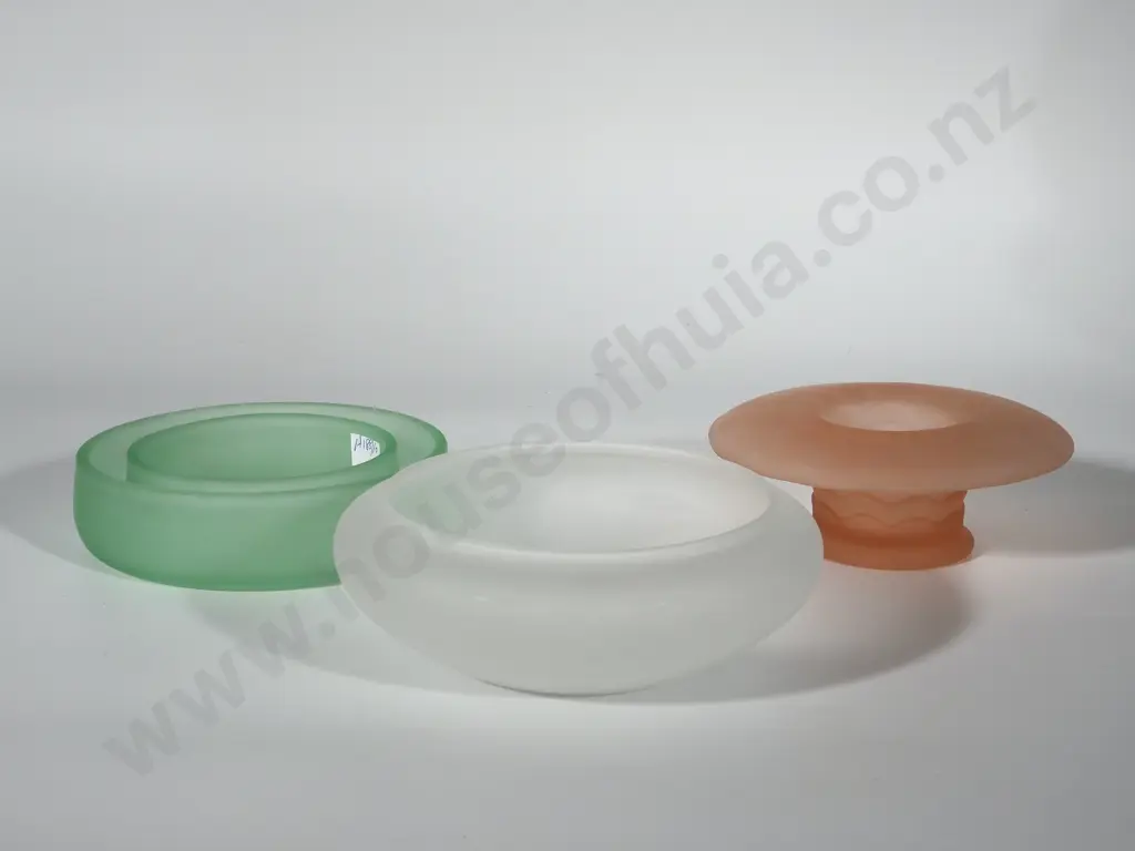 Three Mid Century Frosted Glass Coloured Bowls Image 1++