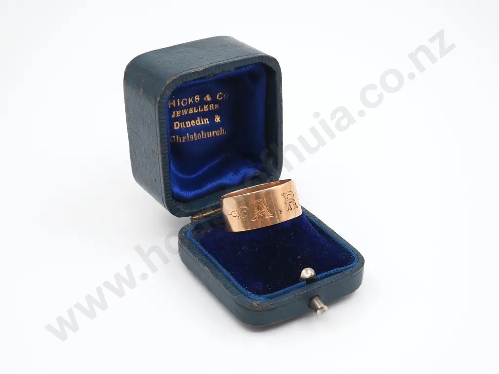 15ct Gold Substantial Engraved Wedding Band in Original Case, Hallmarked Image 1++