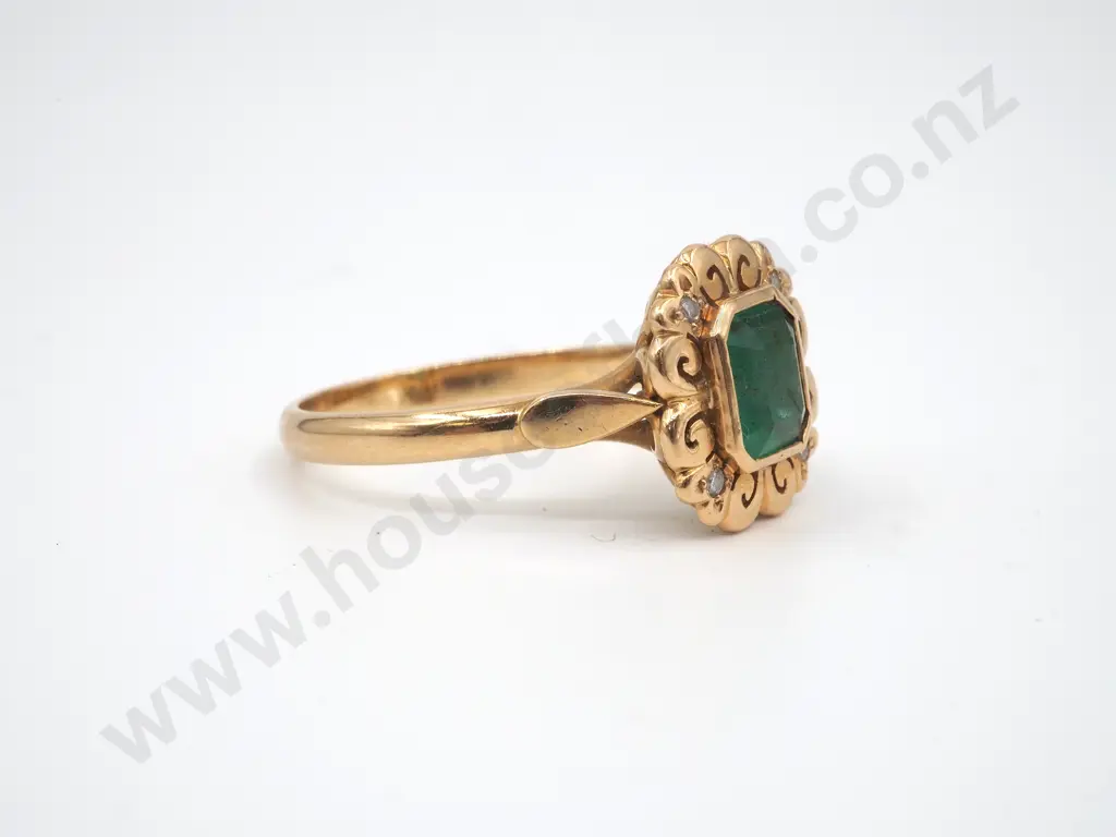 18ct Gold Emerald & Diamond Ring Image 1++