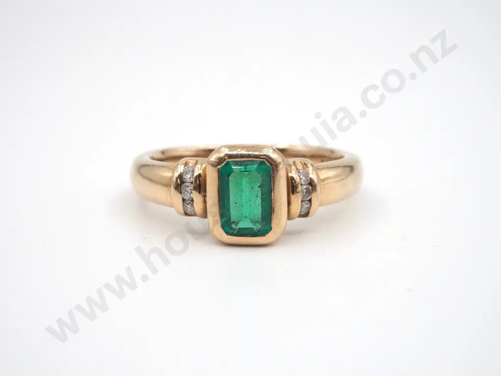 9ct Gold Emerald & Diamond Ring Image 1++