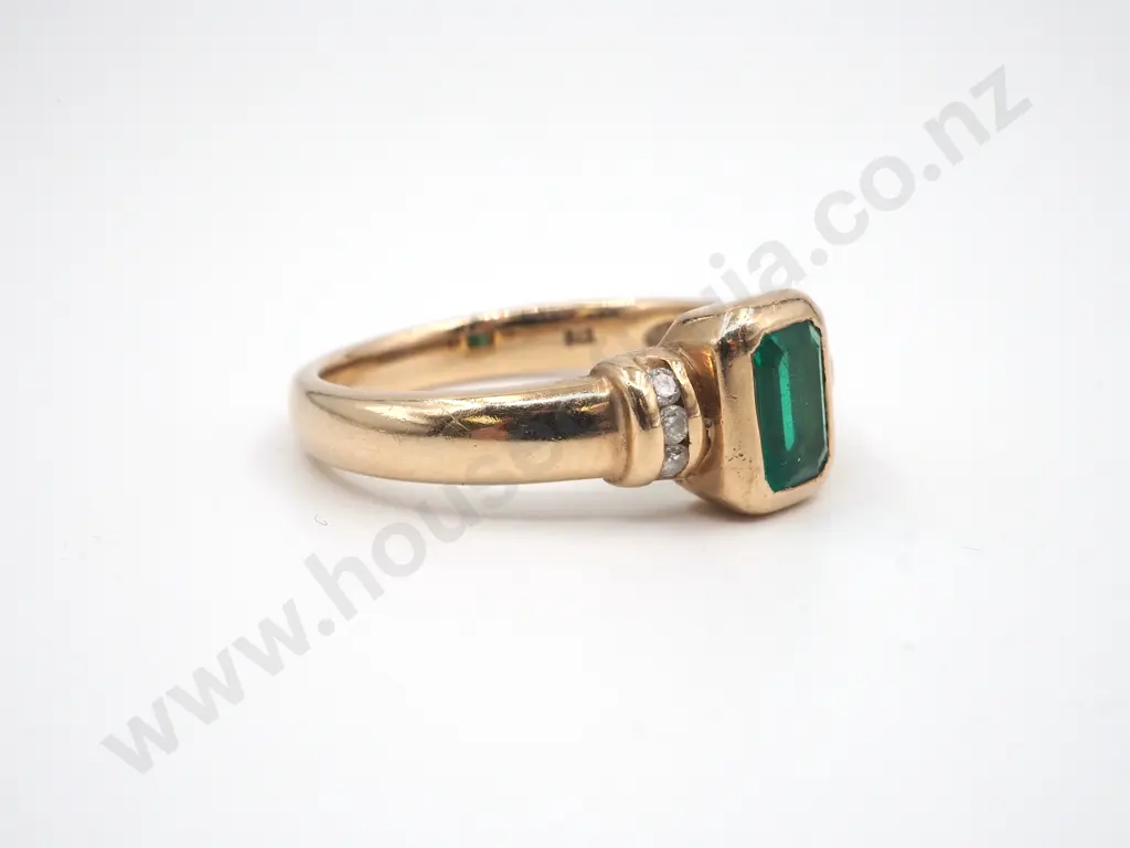 9ct Gold Emerald & Diamond Ring Image 1++