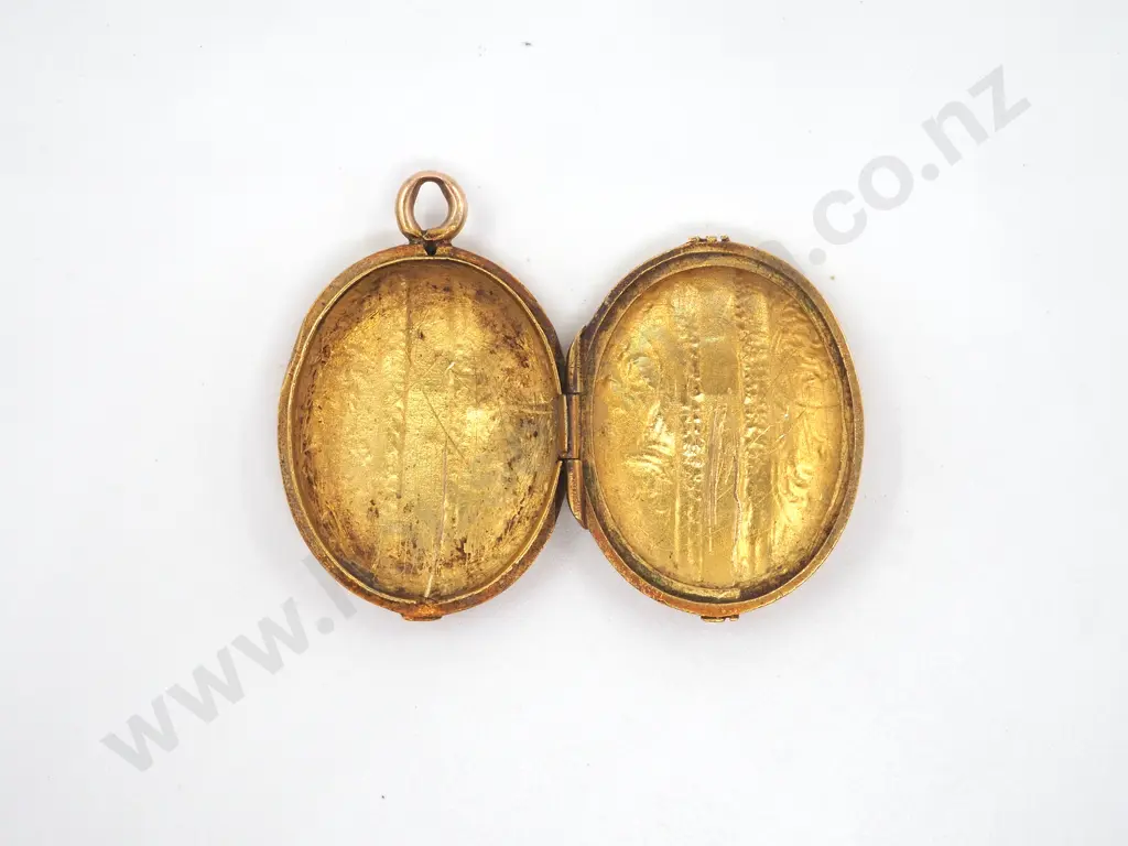 15ct Gold Antique Decorative Engraved Locket Image 1++