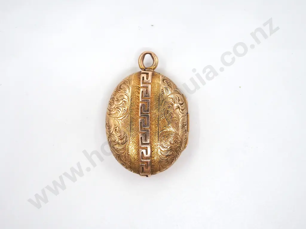 15ct Gold Antique Decorative Engraved Locket Image 1++