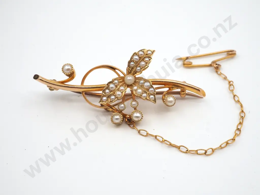 15ct Gold Seed Pearl Floral Brooch, in Original Case Image 1++